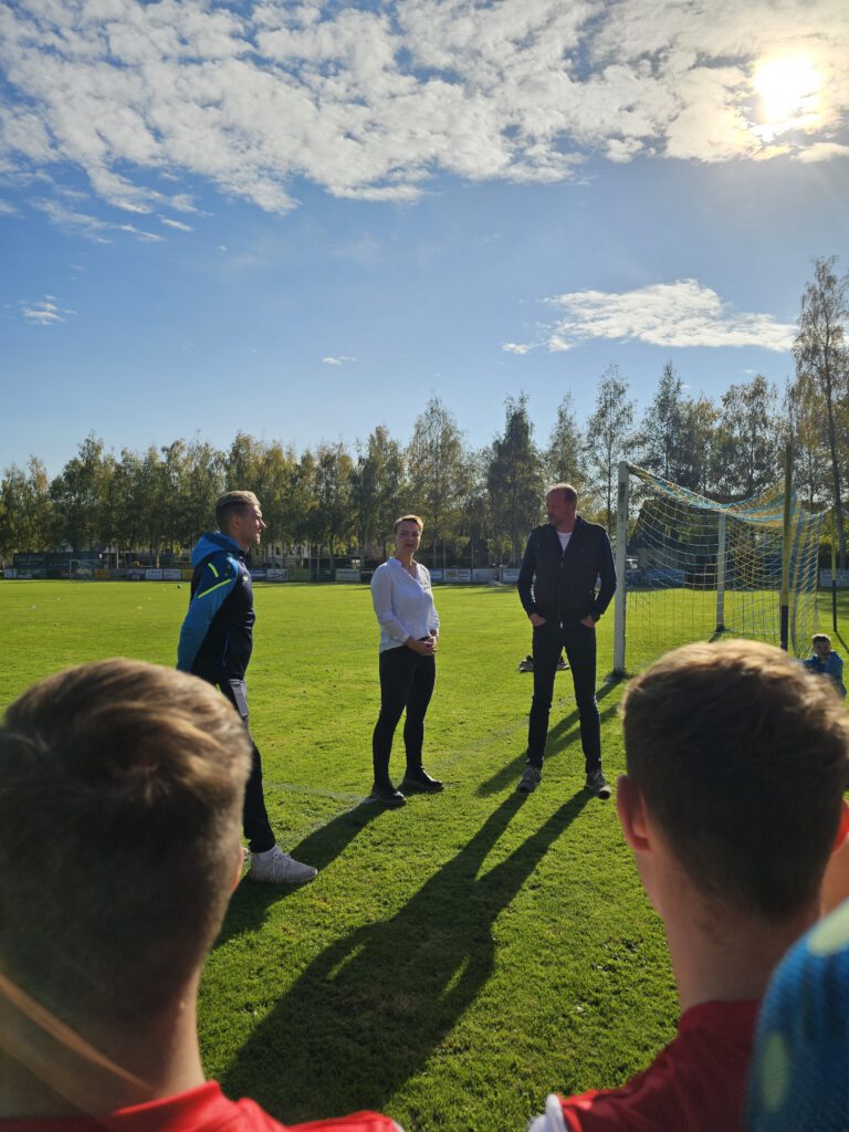 Dirk Maltitz und Vereinsmitglieder bei einer Rede vor dem Fuballteam