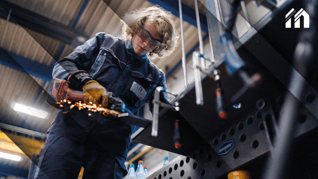 Mitarbeiter Merlin bei der Metallbearbeitung