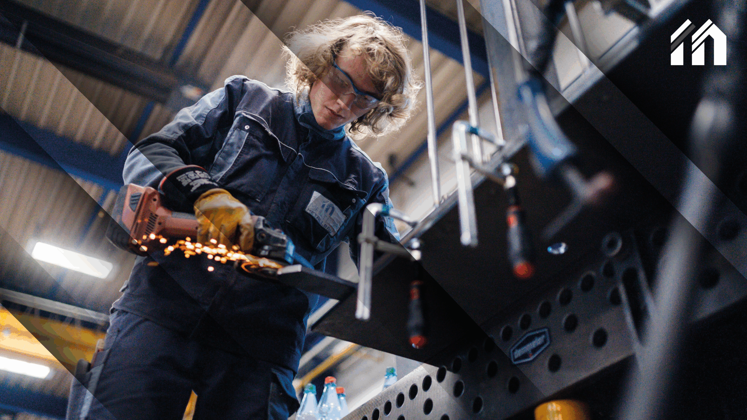 Mitarbeiter Merlin bei der Metallbearbeitung