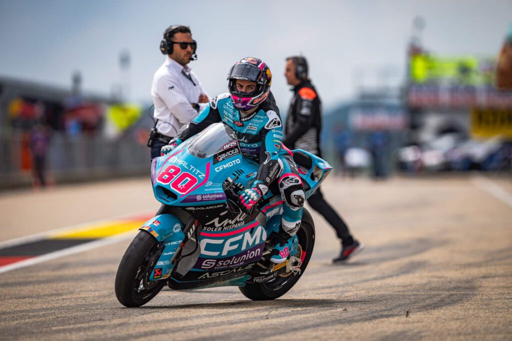 Portraitaufnahme von David Alonso auf seinem Motorrad