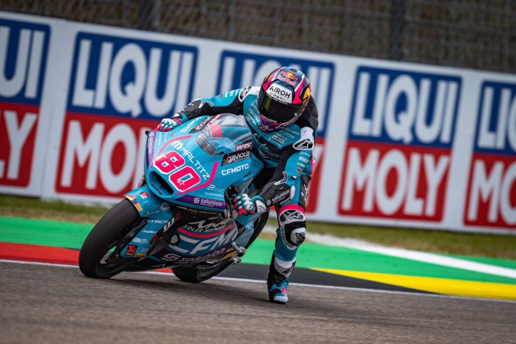 Portraitaufnahme von David Alonso auf seinem Motorrad