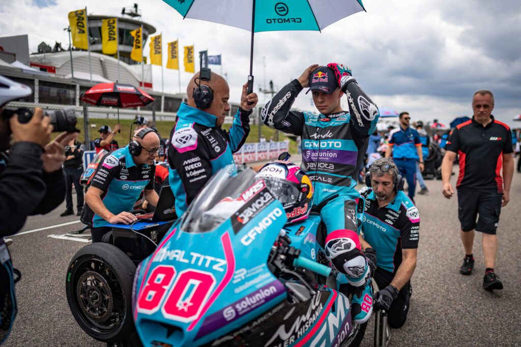 David Alonso mit Team nach dem Rennen