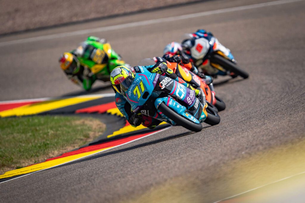 Motoräder Moto3 in ihrem Wettkamp um den Sieg, vor dran #71 Dennis Foggia im Fokus