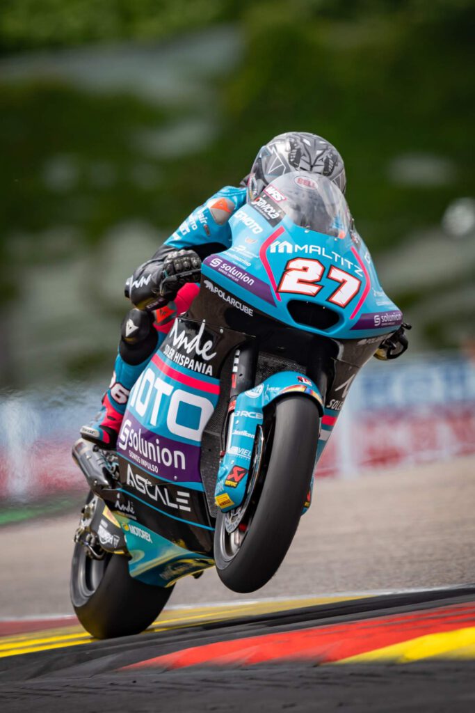 Portraitaufnahme von Daniel Holgado auf seinem Motorrad, das Vorderrad in der Luft