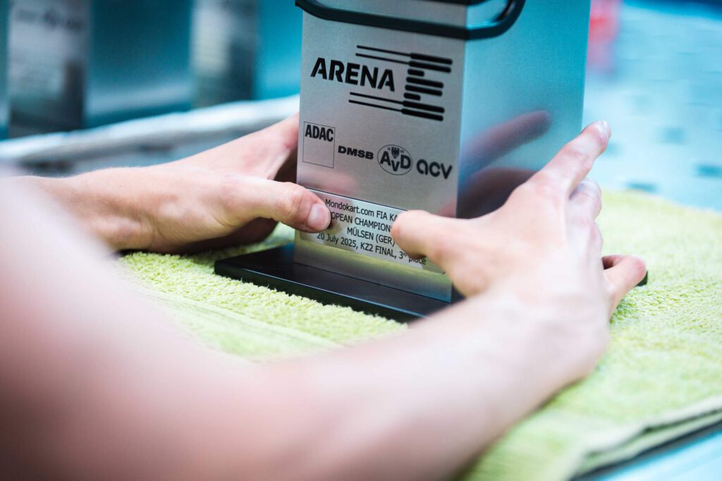 Anbringen der Siegerplakette auf dem Pokal
