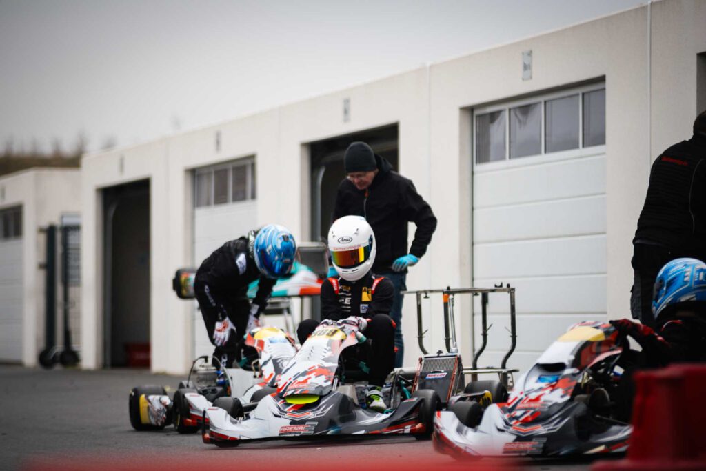 Vorbereitung auf eine Kartfahrt zur Teampräsentation