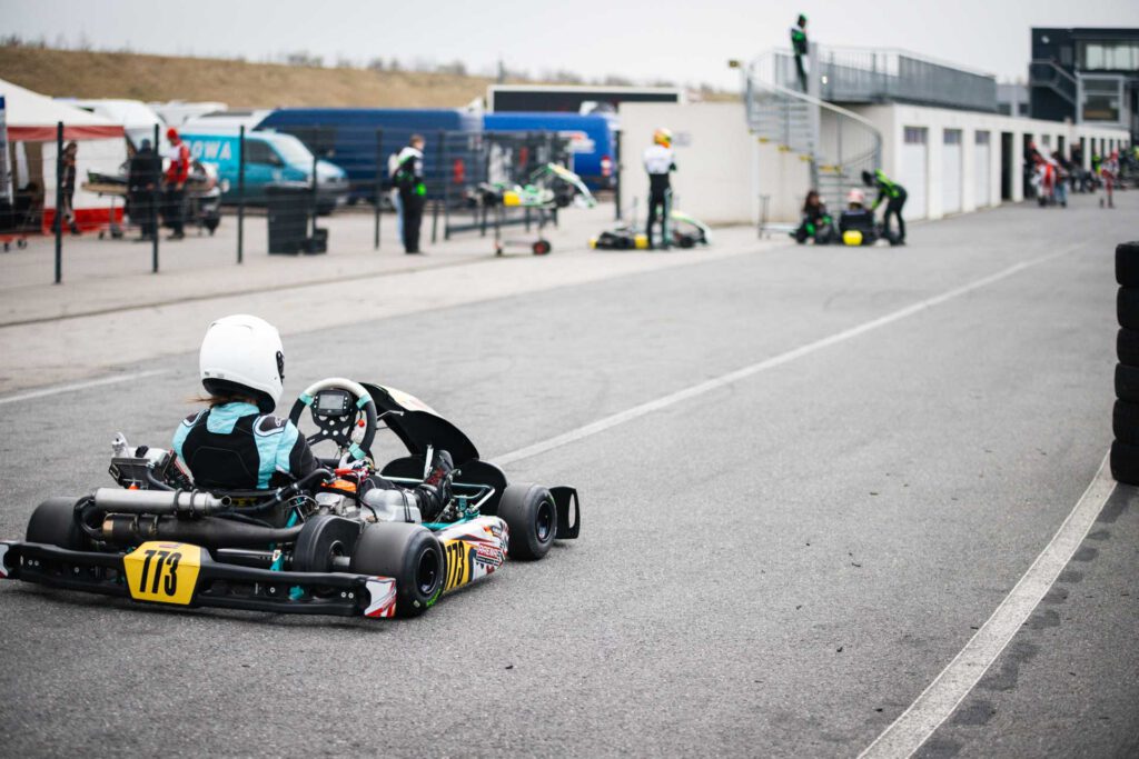 Kartfahrer auf Strecke von hinten