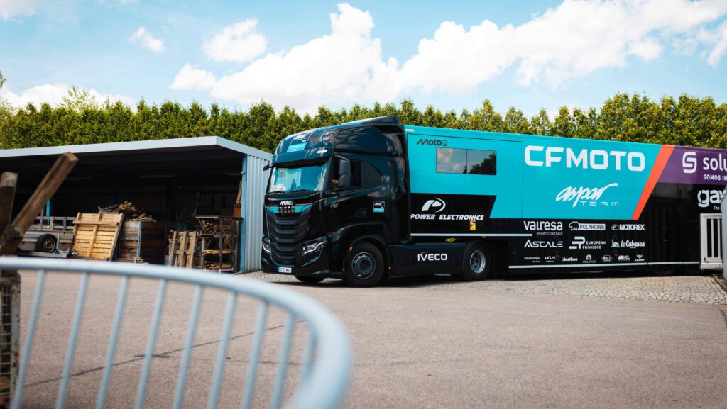 Seitliche Aufnahme des CFM Moto-LKWs auf dem Platz von Maltitz Metallbau