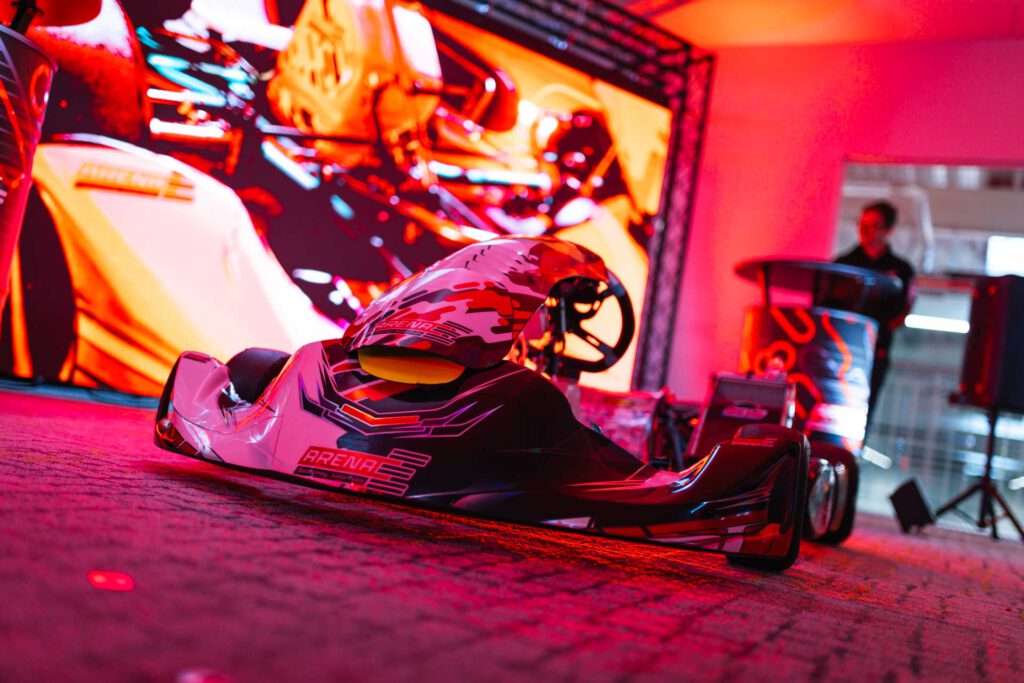 Ein Kart in der Nahaufnahme, im Hintergrund ist die Präsentation zu sehen.