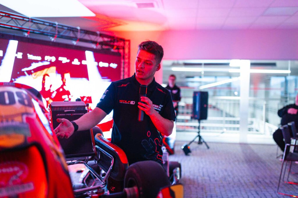 Nils Tröger während seiner Erklärungen am Kart