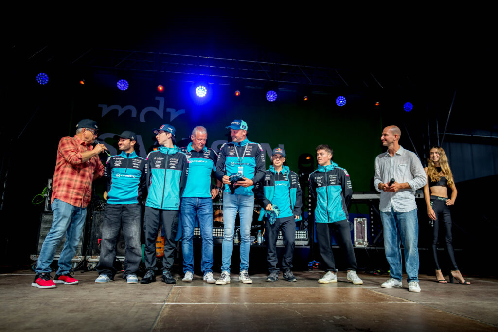 Das Aspar-Team gemeinsam mit Dirk und Frank Maltitz auf der Bühne