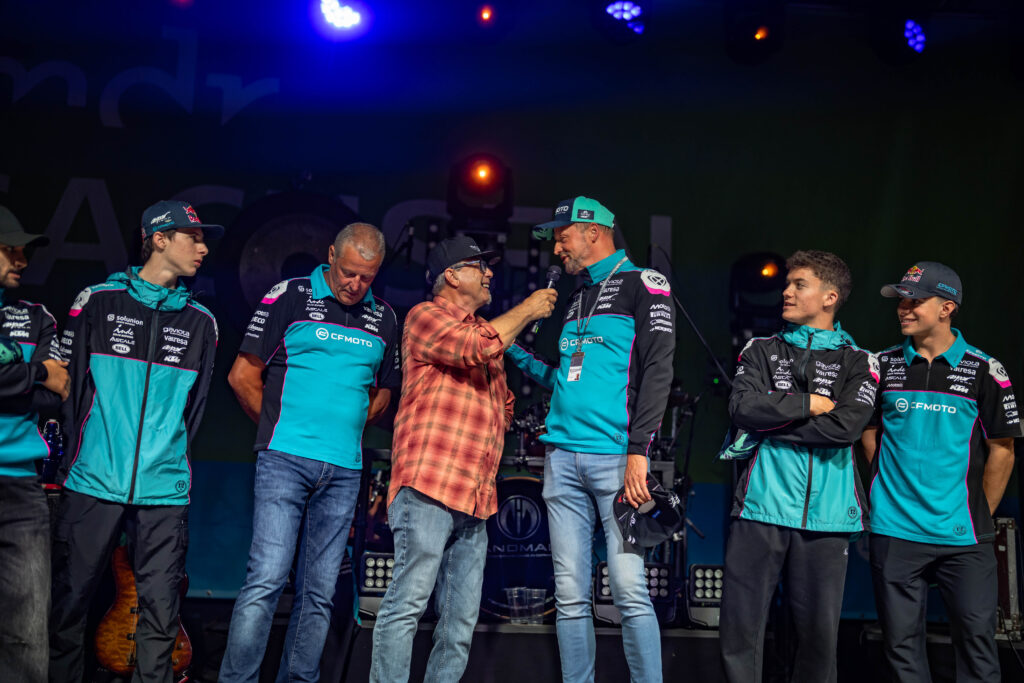 Das Aspar-Team gemeinsam mit Dirk und Frank Maltitz auf der Bühne