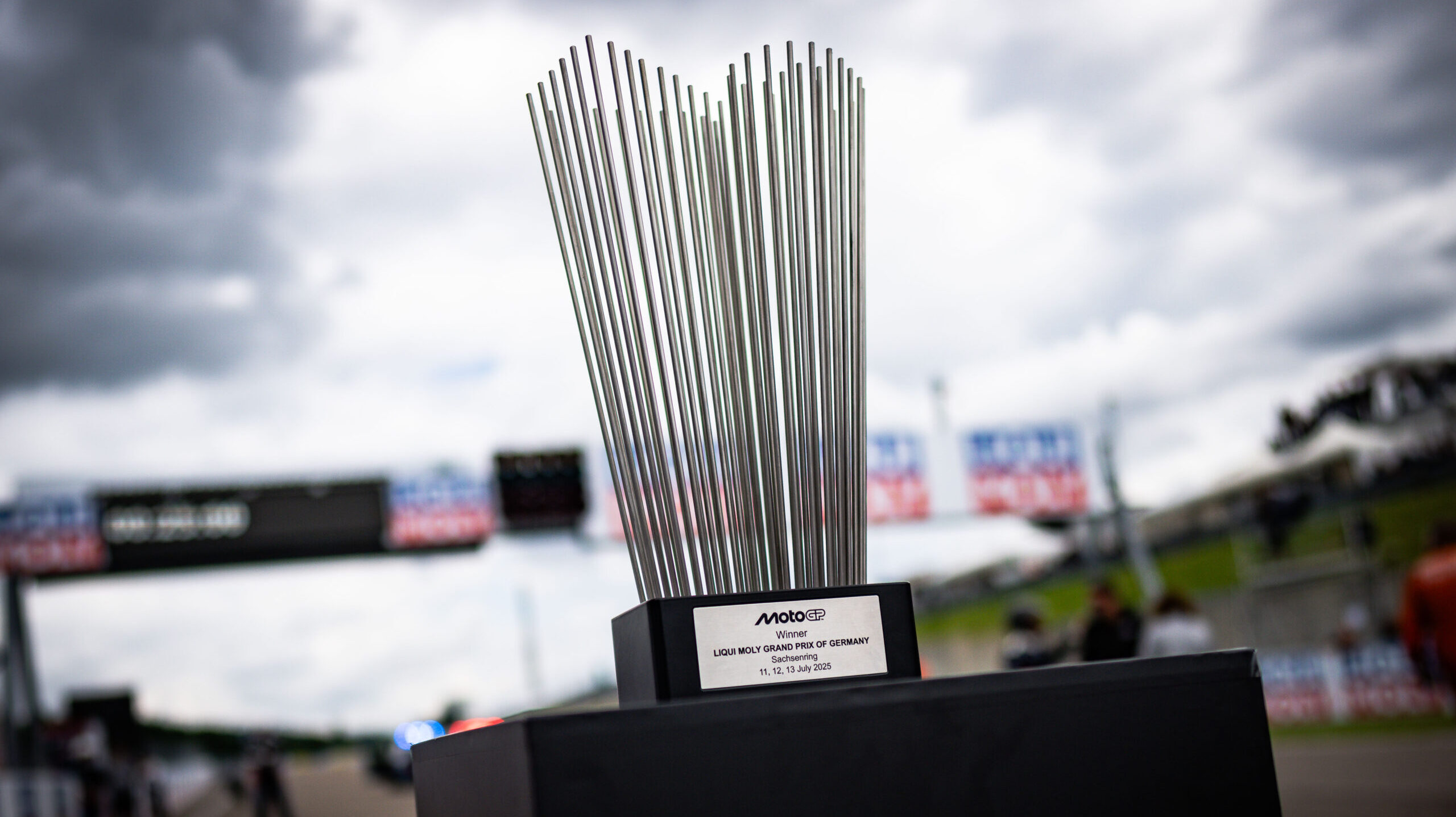 Der diesjährige MotoGP Pokal aus dem hause Maltitz fpr kulissenhaftem Hintergrund