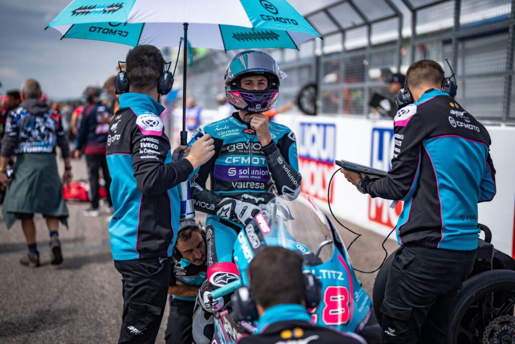 Maximo Quiles mit team nach dem Rennen