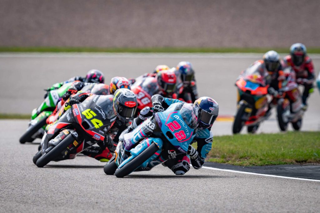 Motoräder Moto3 in ihrem Wettkamp um den Sieg, vor dran #28 Maximo Quiles