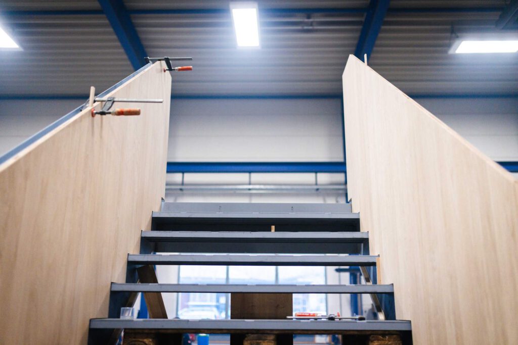 Aufstieg von unten fotografiert, bereits mit Holz verkleidete Geländerseiten