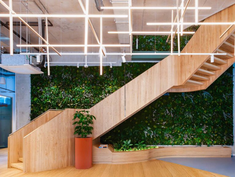 Stahlkonstruierte Treppe aus dem Hause MALTITZ® Metallbau mit hochwertiger Verkleidung aus Eichenholz