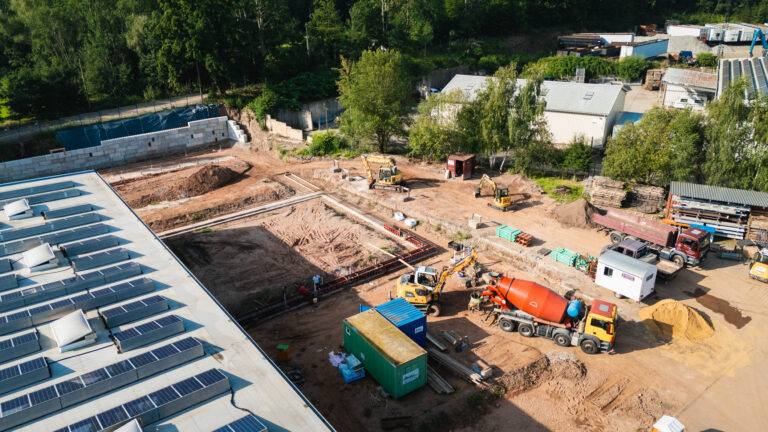 Drohnenaufnahme der Maltitz Baustelle, angrenzend ist die Produktionshalle zu sehen