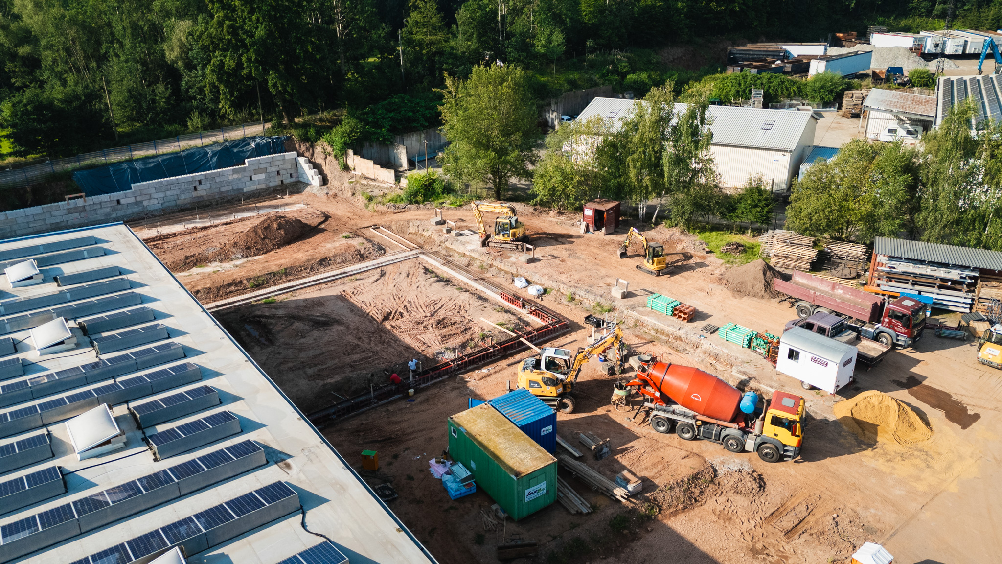 Drohnenaufnahme der Maltitz Baustelle, angrenzend ist die Produktionshalle zu sehen