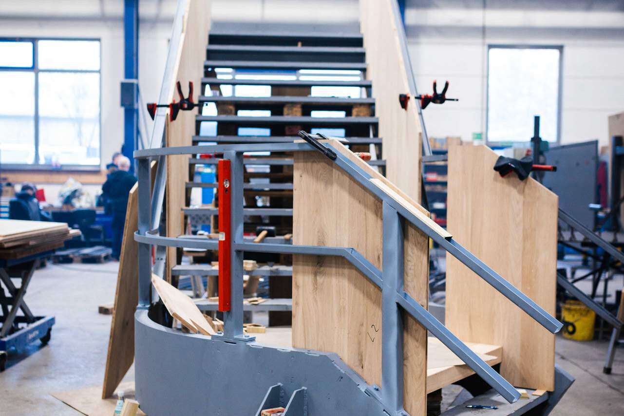 Zusammenbau des oberen Treppenteils mit dem mittleren Verbindungsstück 