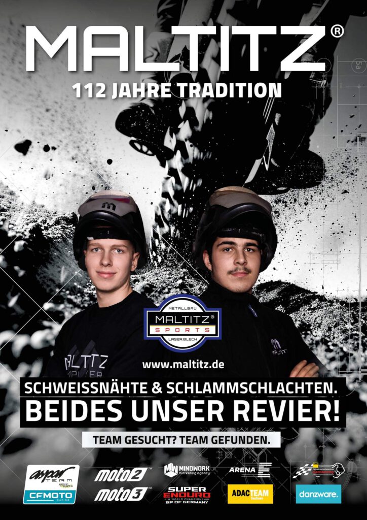Werbeanzeige für MALTITZ 112 Jahre Tradition mit zwei jungen Motorradfahrern in Helmen und schwarzen MALTITZ Sports Shirts. Der Text lautet "SCHWEISSNÄHTE & SCHLAMMSCHLACHTEN. BEIDES UNSER REVIER!" und bewirbt die Marke MALTITZ und Motorsport-Teams wie ADAC TEAM.