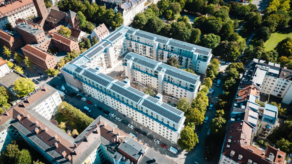 Luftaufnahme modernes Wohngebäude München Fassadensanierung runde Balkone Architektur