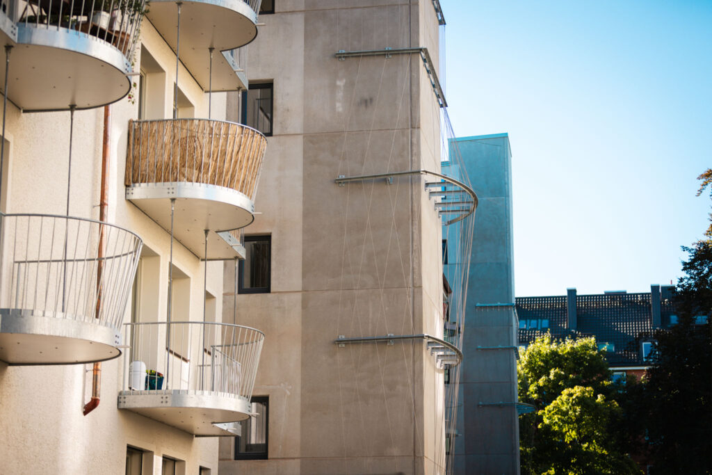 Seitenansicht des Gebäudes, die die vertikale Abfolge der runden Balkone zeigt.