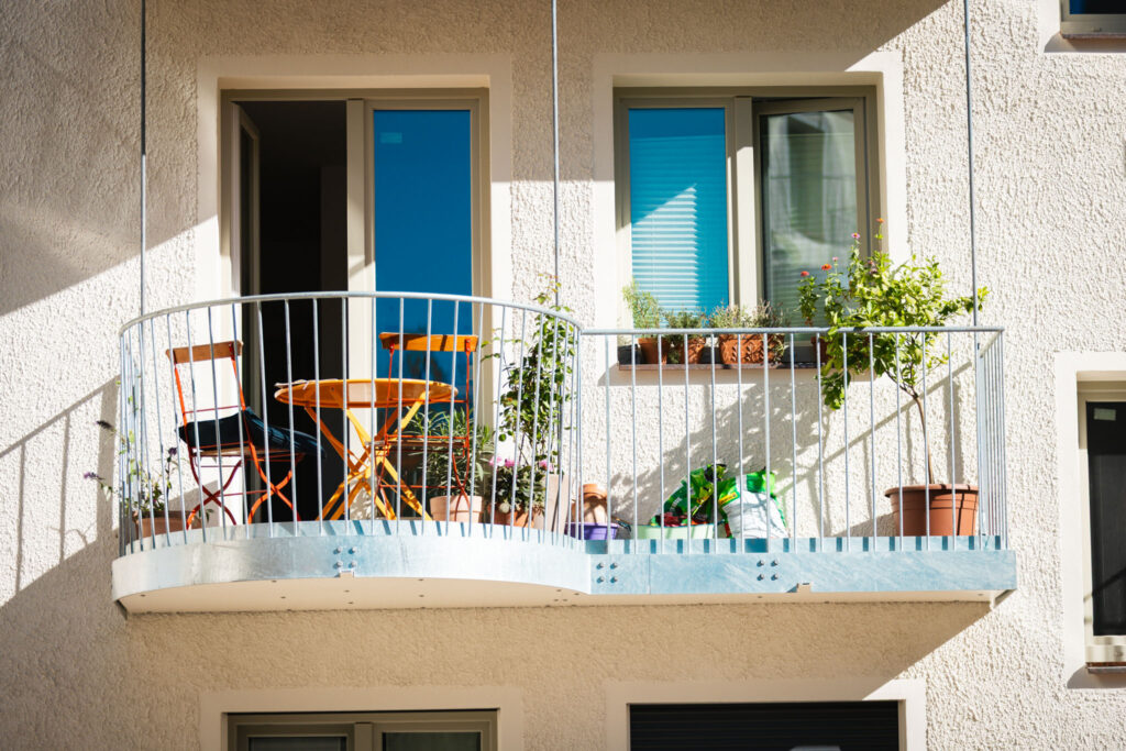 oggia Balkon im Aufstockungsbereich des sanierten Wohnhauses in München