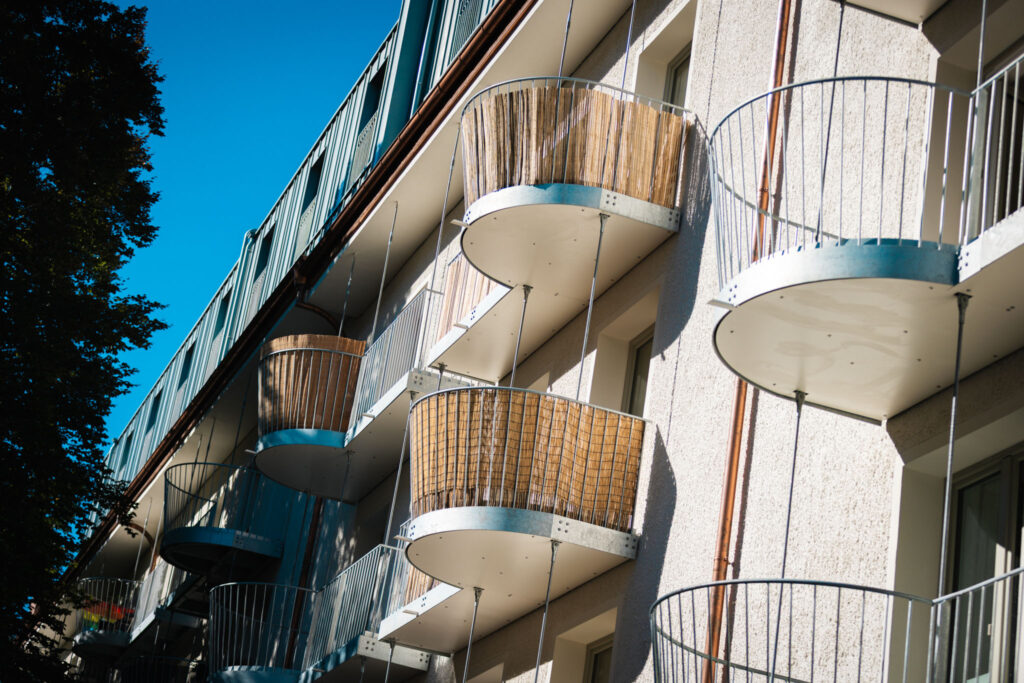 Architektonisches Detail: Symmetrische Anordnung runder Balkone an Fassade München