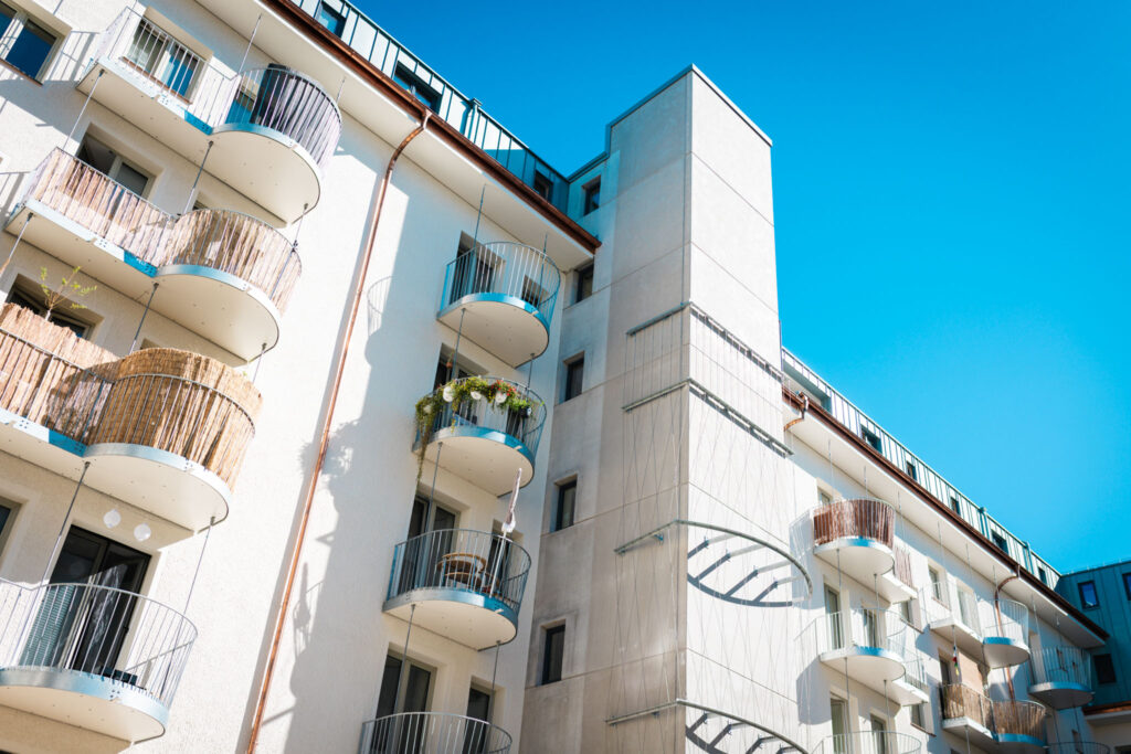 Moderne Fassade Wohngebäude München weiße runde Balkone klare Linien