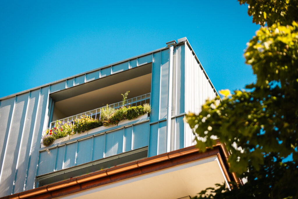 Nahaufnahme eines modernen Loggia-Balkons im oberen Teil des Gebäudes.
