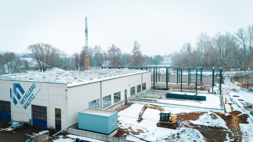 Halle von Maltitz metallbau mit begonnenem neubau im Hintergrund, rundum liegt leichter Schnee