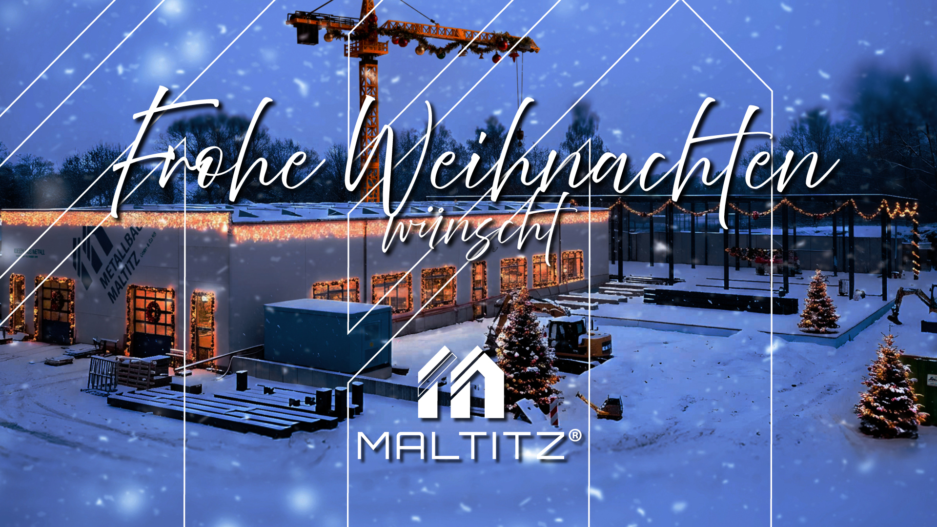 Eine winterliche Nachtaufnahme einer Baustelle mit einem teilweise fertiggestellten Gewerbegebäude oder einer Halle. Das Gebäude ist mit warm leuchtenden Lichterketten weihnachtlich geschmückt. Davor stehen einige kleine, beleuchtete Weihnachtsbäume. Im Hintergrund ist ein großer Baukran zu sehen. Über dem Bild liegt ein weißer Umriss in Form eines Hauses und in der Mitte steht in großer, weißer Schreibschrift der Text "Frohe Weihnachten wünscht". Unten ist das Firmenlogo "MALTITZ" platziert.
