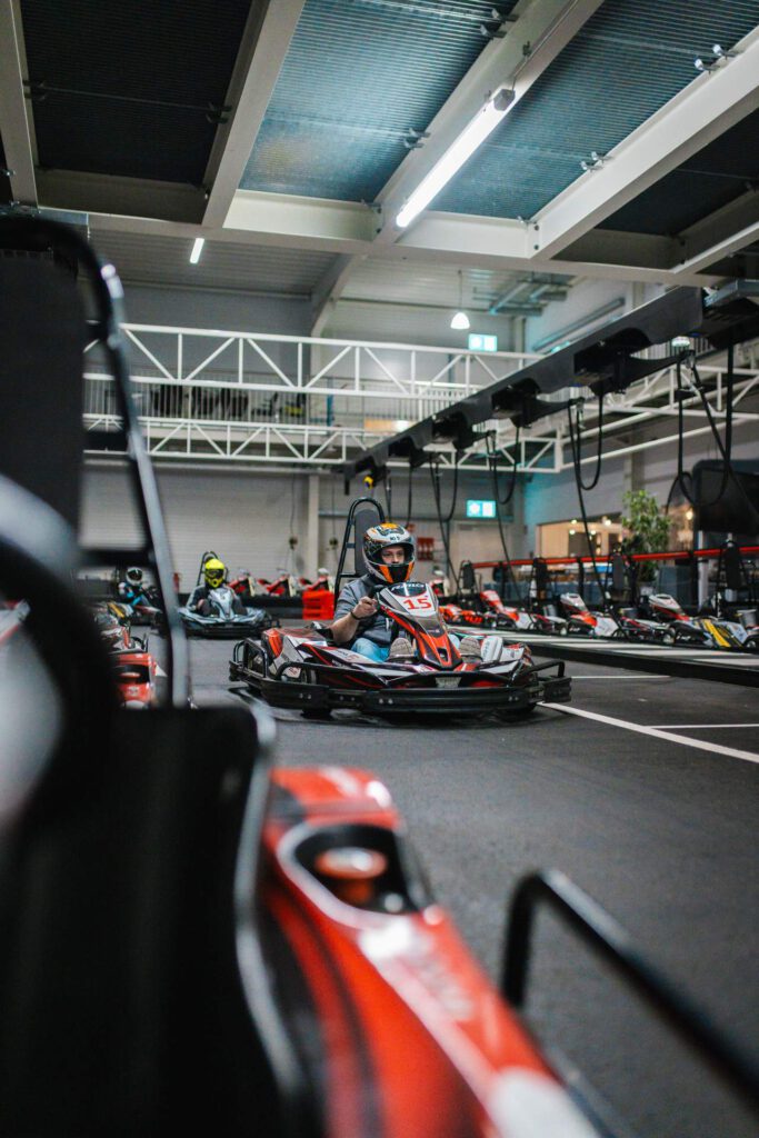 Ein Mitarbeiter von Maltitz Metallbau wartet in seinem Kart auf den Startschuss. Dahinter sind weitere Teilnehmer in ihren Karts zu sehen.