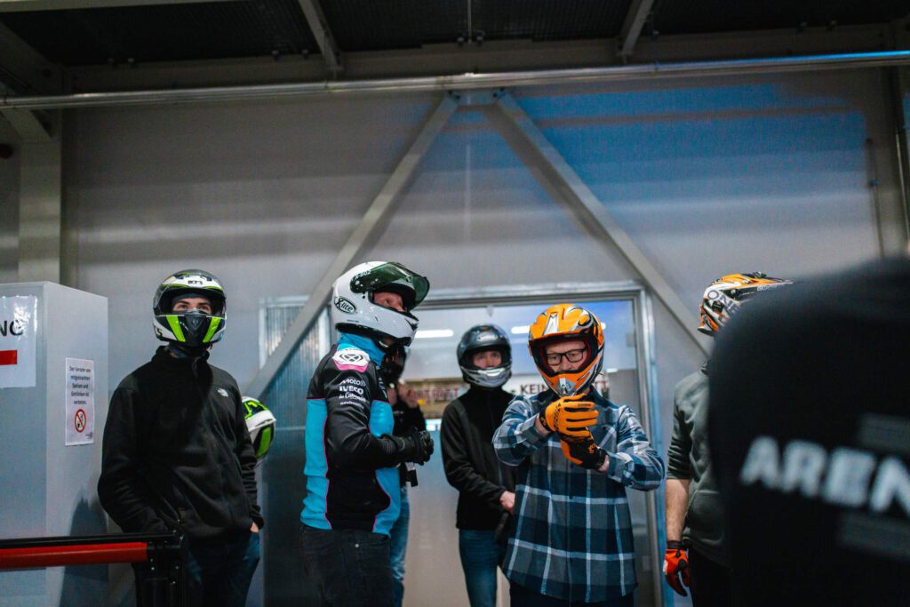 Mehrere Mitarbeiter aus dem Team von Maltitz Metallbau breiten sich auf ihren Start vor und setzen hre Helme auf. 