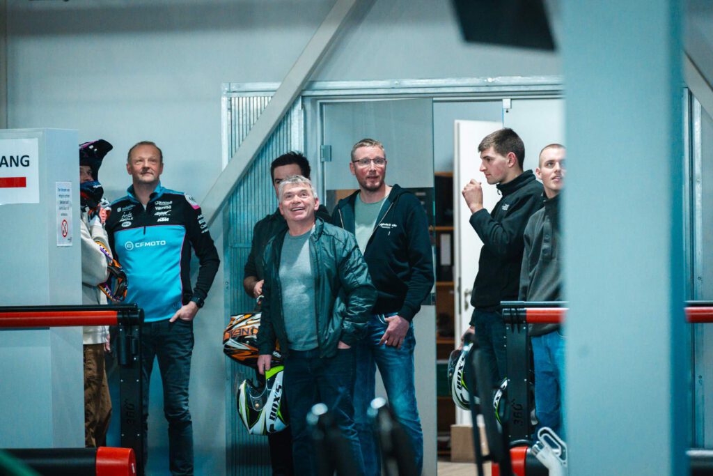 Ein paar Mitarbeiter schauen fasziniert und gespannt auf das Streckengeschehen und freuen sich, bald an der Reihe zu sein.