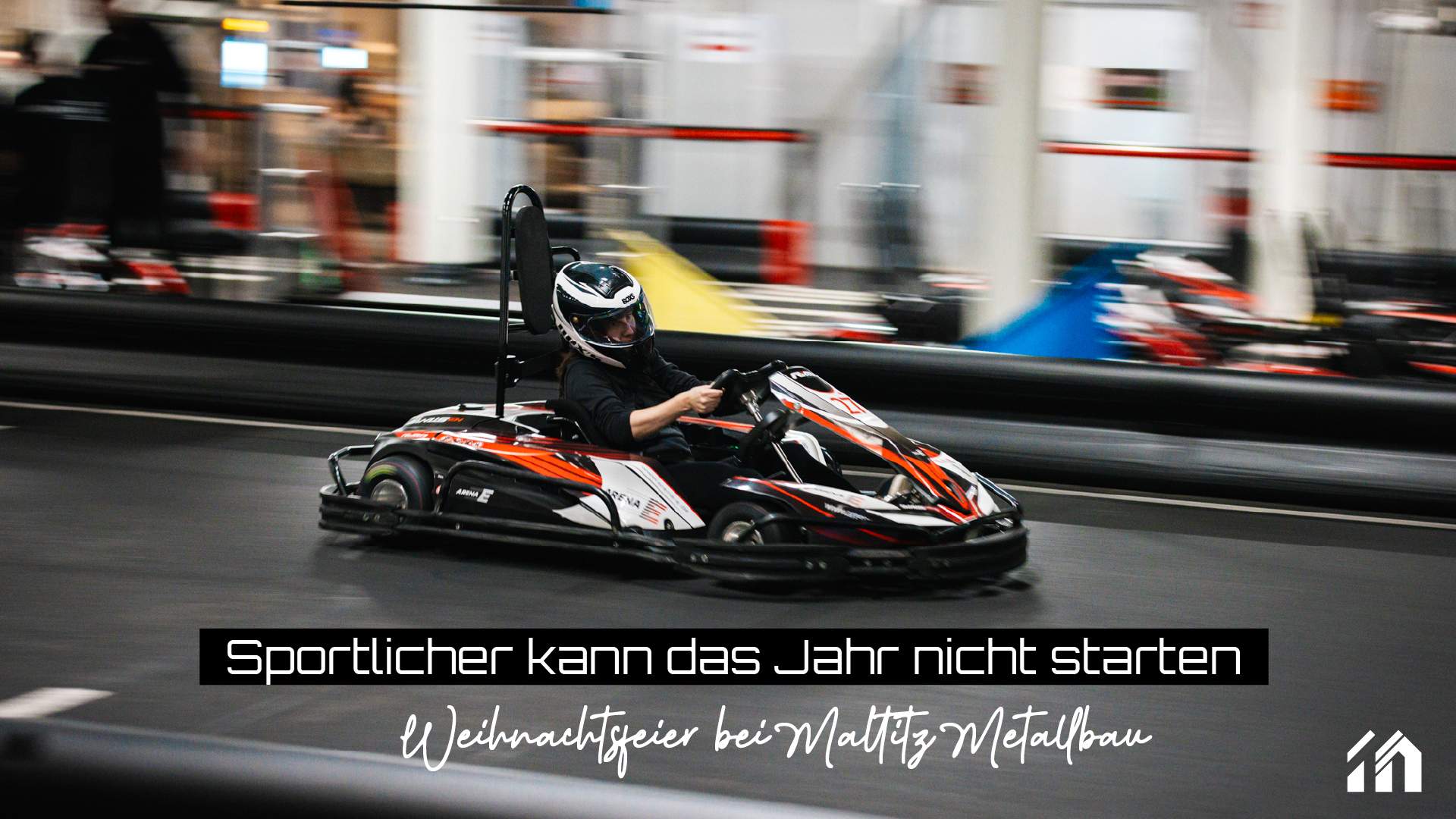 Ein Mitarbeiter von maltitz Metallbau fährt in schneller Bewegung um eine Kurve in der Karthalle Arena E. Weihnachtsfeier bei Maltitz Metallbau – Sportlicher kann das Jahr nicht starten