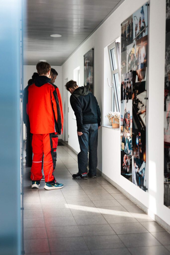 Berufsorientierung bei Maltitz: Blick auf Jugendliche im Flur, die sich über Ausbildungsmöglichkeiten im Handwerk informieren.