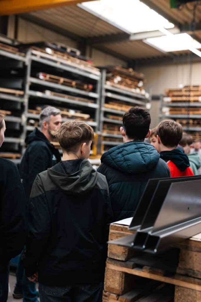 Führung durch das Materiallager: Eine Gruppe Jugendlicher besichtigt zur "Woche der offenen Unternehem" die Bestände an Metallprofilen bei der Firma Maltitz.