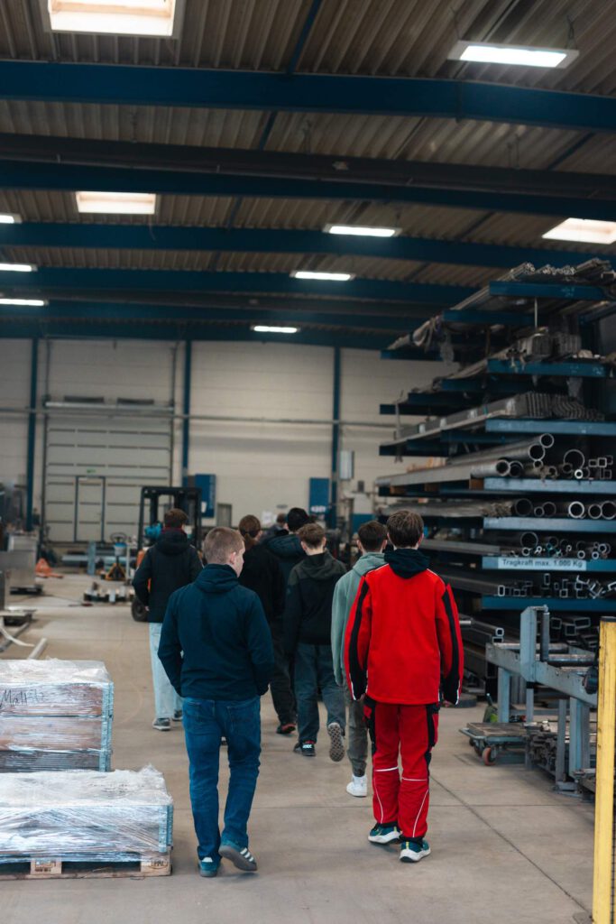 Blick durch die Fertigungshalle von Maltitz: Schüler erleben den modernen Maschinenpark während der Woche der offenen Unternehmen.