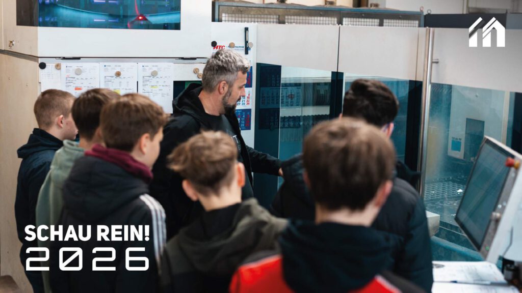 Alexander Fritzsch von der Firma Maltitz erklärt Jugendlichen an einer Maschine die Abläufe im Metallbau während der Aktionswoche „Schau rein! 2026“.