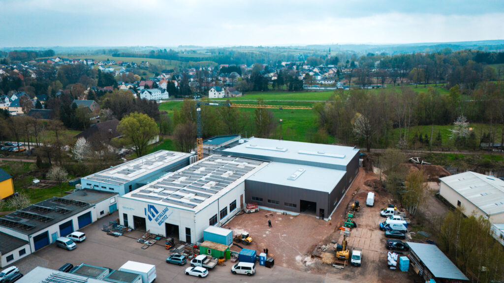 Luftansicht der wetterfesten Hallen 1 und 2 von Metallbau Maltitz nach dem Schließen der Dächer Anfang April.