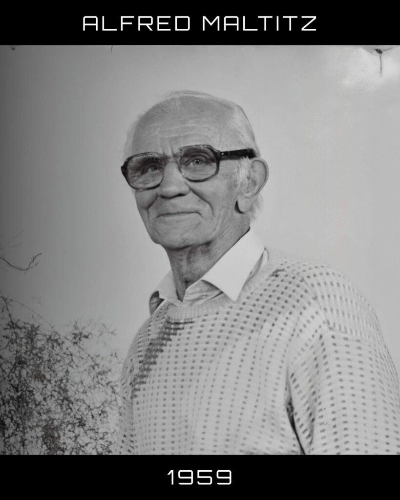 Porträt von Alfred Maltitz aus dem Jahr 1959. Schwarz-weiß-Fotografie eines älteren Mannes mit Brille und gemustertem Pullover.