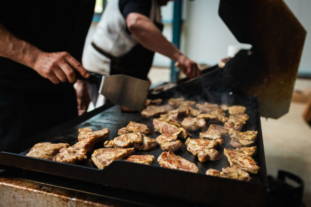 Zünftige Verpflegung beim Richtfest: Frisch gegrilltes Fleisch für das Bauteam und die Gäste auf dem Firmengelände.