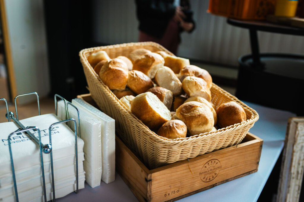 Buffet-Details beim Richtfest von Metallbau Maltitz: Frische Brötchen und Logo-Servietten für die Feiergesellschaft.