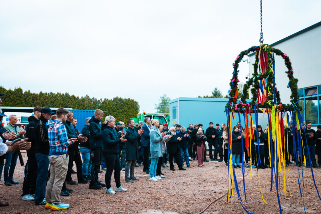 Feierlicher Moment: Die Belegschaft und Teams aller am Bau beteiligten Gewerke applaudiert, während die Vision von Metallbau Maltitz Gestalt annimmt.