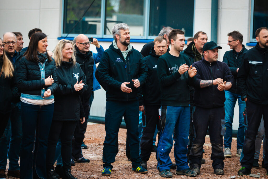 Stolzes Team von Metallbau Maltitz beim Richtfest nach dem erfolgreichen Abschluss des ersten Obergeschosses.
