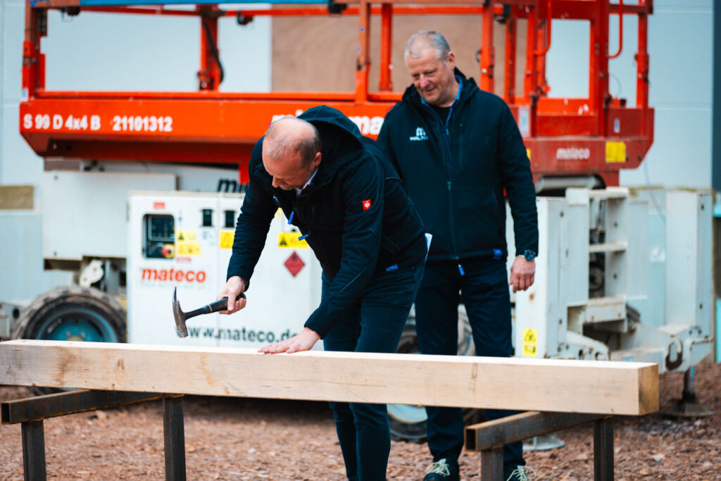 Der symbolische letzte Nagel von Dirk Maltitz: Ein Meilenstein für die logistische Optimierung der neuen Produktionsflächen.