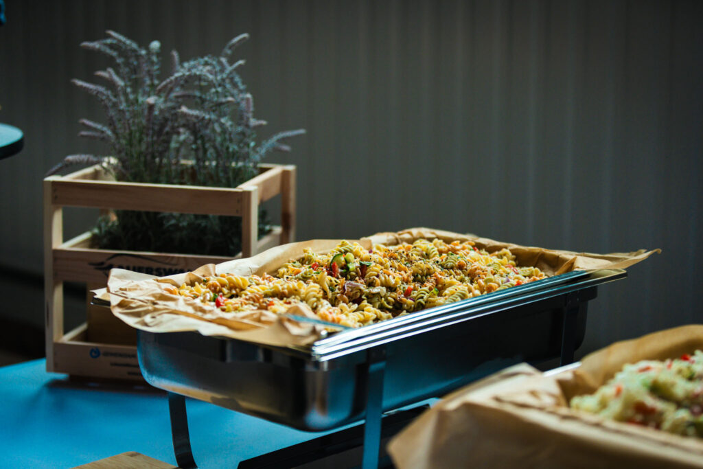 Nahaufnahme eines frischen Nudelsalats am Buffet – Catering für die Gäste des Firmenevents.