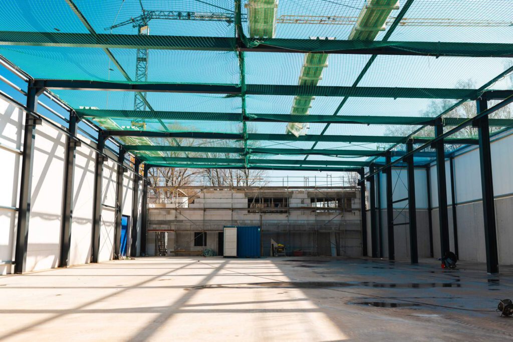 Spektkulärer Blick in die offene Dachkonstruktion der Halle 2 während der Vorbereitung für die Trapezbeschlagung.